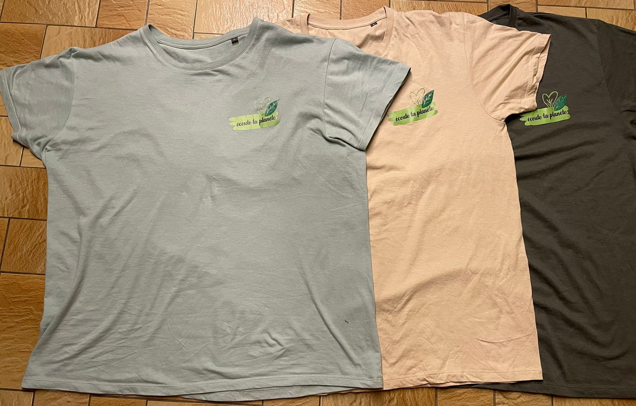 Nous soutenir en portant un joli t-shirt